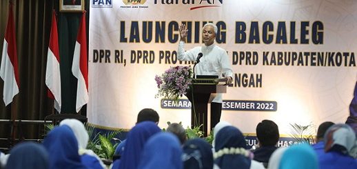 Gubernur Jawa Tengah, Ganjar Pranowo, ikut memberi sambutan pada acara Launching Bacaleg PAN Jawa Tengah di Hotel Grasia, Semarang, Jumat (2/12)