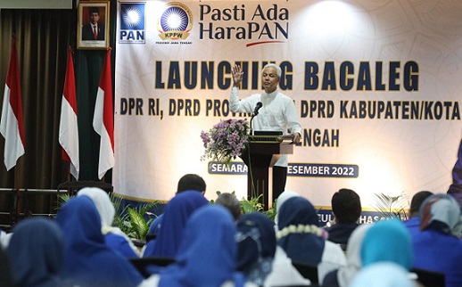 Gubernur Jawa Tengah, Ganjar Pranowo, ikut memberi sambutan pada acara Launching Bacaleg PAN Jawa Tengah di Hotel Grasia, Semarang, Jumat (2/12)