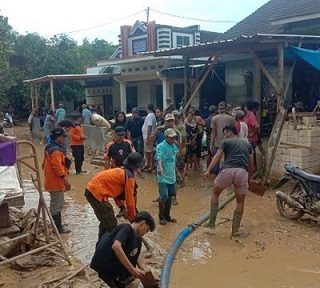 Beberapa wilayah di Kabupaten Pati dilanda banjir. Pemprov Siapkan Anggaran Darurat Rp15 Miliar untuk penanganan bencana di beberapa daerah di Jawa Tengah  