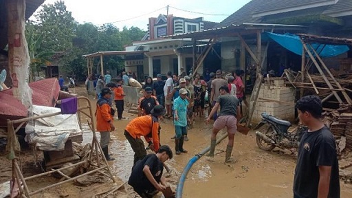 Beberapa wilayah di Kabupaten Pati dilanda banjir. Pemprov Siapkan Anggaran Darurat Rp15 Miliar untuk penanganan bencana di beberapa daerah di Jawa Tengah  