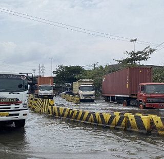 Banjir rob genangi Pos IV Kawasan Pelabuhan Tanjung Emas.