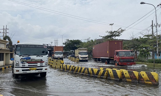 Banjir rob genangi Pos IV Kawasan Pelabuhan Tanjung Emas.