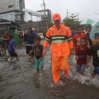 Hujan yang reda sejak siang hari menjadikan air yang menggenang di beberapa titik di Kota Semarang mulai surut. Gubernur Ganjar Pranowo sejak pagi juga mengecek kondisi beberapa wilayah, bahkan pada sore hari melakukan cek ulang