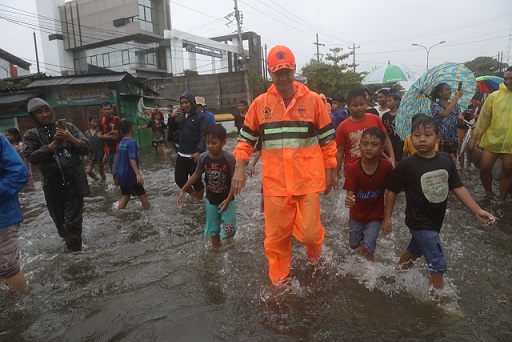 Hujan yang reda sejak siang hari menjadikan air yang menggenang di beberapa titik di Kota Semarang mulai surut. Gubernur Ganjar Pranowo sejak pagi juga mengecek kondisi beberapa wilayah, bahkan pada sore hari melakukan cek ulang