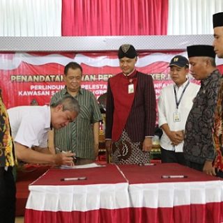 Gubernur Jateng Ganjar Pranowo menyaksikan penandatanganan perjanjian kerjasama BBWS Serayu Opak dan pemerintah desa, untuk pengelolaan sabuk hijau Bendungan Bener, di Balai Desa Gadingrejo, Kecamatan Kepil, Kabupaten Wonosobo, Kamis (29/12/2022)