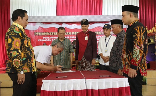 Gubernur Jateng Ganjar Pranowo menyaksikan penandatanganan perjanjian kerjasama BBWS Serayu Opak dan pemerintah desa, untuk pengelolaan sabuk hijau Bendungan Bener, di Balai Desa Gadingrejo, Kecamatan Kepil, Kabupaten Wonosobo, Kamis (29/12/2022)