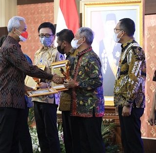 Gubernur Jawa Tengah, Ganjar Pranowo, menyerahkan penghargaan kepada perusahaan, BUMD dan BUMN pada acara Penganugerahan CSR Award Tahun 2022 di Gradhika Bakti Praja, Selasa (13/12)