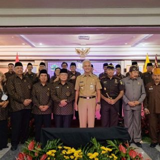 Gubernur Jawa Tengah, Ganjar Pranowo, bergambar bersama Pengurus Dewan Harian Daerah (DHD) Badan Pembudayaan Kejuangan 45 Provinsi Jawa Tengah masa bakti 2022-2027, yang baru saja dikukuhkan di Gradhika Bhakti Praja, Senin (26/12)