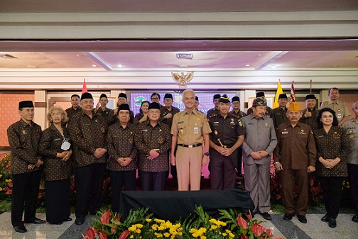 Gubernur Jawa Tengah, Ganjar Pranowo, bergambar bersama Pengurus Dewan Harian Daerah (DHD) Badan Pembudayaan Kejuangan 45 Provinsi Jawa Tengah masa bakti 2022-2027, yang baru saja dikukuhkan di Gradhika Bhakti Praja, Senin (26/12)