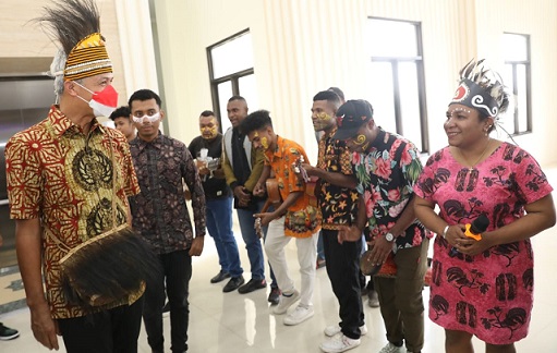 Gubernur Jawa Tengah Ganjar Pranowo mengunjungi Sekretariat Bersama Pemkot Surakarta, tempat para mahasiswa di antaranya adal Papua berkumpul jelang perayaan Natal, Sabtu (24/12/2022)