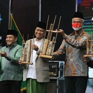 Gubernur Jawa Tengah, ganjar Pranowo, membuka Konferensi Wilayah (Konferwil) Jawa Tengah IPNU XVII dan IPPNU XVI di Pondok Pesantren API Syubbanul Wathon, Secang, Kabupaten Magelang, Jumat (16/12/2022).