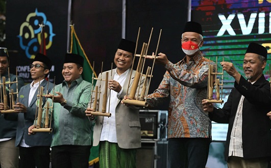 Gubernur Jawa Tengah, ganjar Pranowo, membuka Konferensi Wilayah (Konferwil) Jawa Tengah IPNU XVII dan IPPNU XVI di Pondok Pesantren API Syubbanul Wathon, Secang, Kabupaten Magelang, Jumat (16/12/2022).