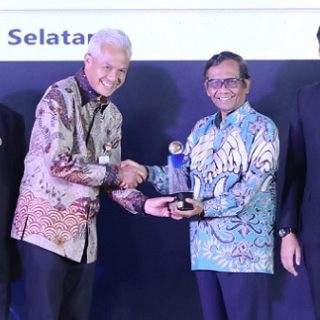 Gubernur Ganjar Pranowo menerima penghargaan setelah Jawa Tengah dinyatakan sebagai pemerintah provinsi terbaik dalam keterbukaan informasi publik. Penyerahan penghargaan dilakukan oleh Menko Polhukkam, Mahfud MD, di Banten, Rabu (14/12)