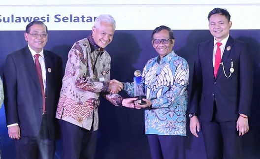 Gubernur Ganjar Pranowo menerima penghargaan setelah Jawa Tengah dinyatakan sebagai pemerintah provinsi terbaik dalam keterbukaan informasi publik. Penyerahan penghargaan dilakukan oleh Menko Polhukkam, Mahfud MD, di Banten, Rabu (14/12)