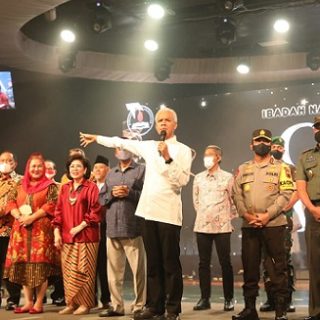 Gubernur Ganjar Pranowo dan para pimpinan dari unsur Forkopimda Jateng dan Kota Semarang berkeliling mengunjungi gereja jelang perayaan Natal, Sabtu (24/12) malam