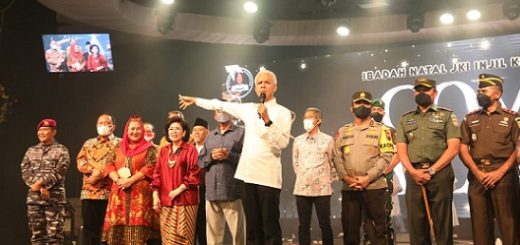 Gubernur Ganjar Pranowo dan para pimpinan dari unsur Forkopimda Jateng dan Kota Semarang berkeliling mengunjungi gereja jelang perayaan Natal, Sabtu (24/12) malam