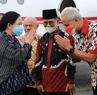 Gubernur Jawa Tengah, Ganjar Pranowo, menjemput Ketua PDI Perjuangan, Puan Maharani, di Bandara Adi Soemarmo Boyolali, Minggu (11/12/2022)