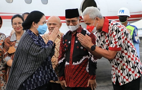 Gubernur Jawa Tengah, Ganjar Pranowo, menjemput Ketua PDI Perjuangan, Puan Maharani, di Bandara Adi Soemarmo Boyolali, Minggu (11/12/2022)