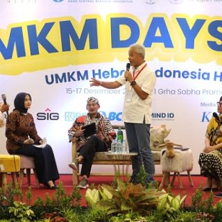 Gubernur Jawa Tengah, Ganjar Pranowo, hadir di acara UMKM Days 2022 yang dihelat di Universitas Gadjah Mada (UGM) Yogyakarta, Sabtu (17/12/2022). Di hadapan Menteri Pariwisata dan Ekonomi Kreatif Sandiaga Uno, Ganjar berbagi strategi memajukan UMKM