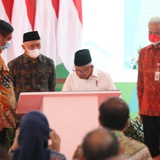 Wakil Presiden KH Ma’ruf Amin didampingi Gubernur Jateng Ganjar Pranowo melakukan tandatangan menandai peresmian Pusat Layanan Usaha Terpadu (PLUT) KUMKM di Tuntang, Kabupaten Semarang, Selasa (27/12)  