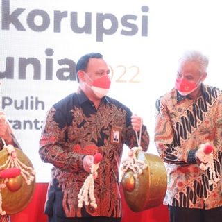 Ketua KPK RI, Komjen Pol Firli Bahuri, membuka Peringatan Hari Antikorupsi Sedunia (Hakordia) di Gedung Negara Grahadi Surabaya, Kamis (1/12/2022)