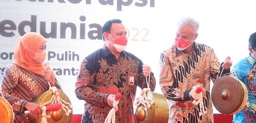 Ketua KPK RI, Komjen Pol Firli Bahuri, membuka Peringatan Hari Antikorupsi Sedunia (Hakordia) di Gedung Negara Grahadi Surabaya, Kamis (1/12/2022)
