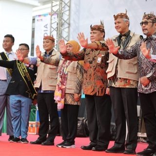 Gubernur Jawa Tengah, Ganjar Pranowo, menghadiri peringatan Road to Hari Anti-Korupsi Sedunia (Hakordia) di Gedung Negara Grahadi Jawa Timur, Kota Surabaya, Kamis (1/12/2022)