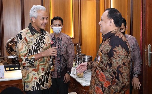 Ketua KPK RI, Komjen Pol Firli Bahuri, berbincang dengan Gubernur Jateng, Ganjar Pranowo, saat acara pembukaan Hari Antikorupsi Sedunia (Hakordia) 2022 di Surabaya, Kamis (1/12/2022)