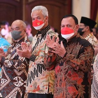Gubernur Jateng Ganjar Pranowo, Gubernur Jawa Timur Khofifah Indar Parawansa dan beberapa kepala daerah menghadiri peringatan Hari Antikorupsi Sedunia (Hakordia) yang dibuka Ketua KPK RI, Komjen Pol Firli Bahuri, di Gedung Negara Grahadi Surabaya, Kamis (1/12/2022)