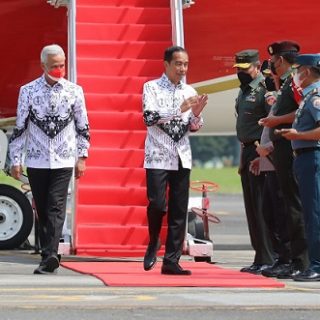 Gubernur Jawa Tengah, Ganjar Pranowo, mendampingi Presiden Joko Widodo pulang ke Solo, usai menghadiri acara Puncak Peringatan HUT ke 77 PGRI dan Hari Guru Nasional di Semarang, Sabtu (3/12)