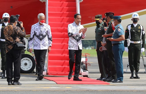 Gubernur Jawa Tengah, Ganjar Pranowo, mendampingi Presiden Joko Widodo pulang ke Solo, usai menghadiri acara Puncak Peringatan HUT ke 77 PGRI dan Hari Guru Nasional di Semarang, Sabtu (3/12)