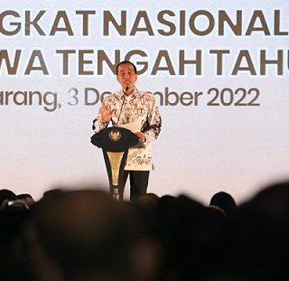 Presiden Joko Widodo menghadiri acara HUT PGRI ke 77 dan Peringatan Hari Guru Nasional, di Marina Convention Center, Semarang, Sabtu (3/12)