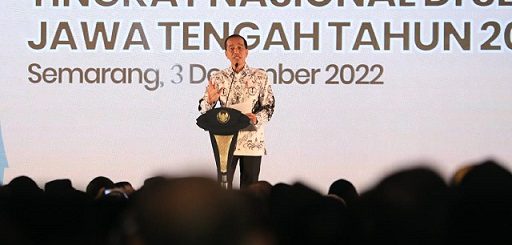 Presiden Joko Widodo menghadiri acara HUT PGRI ke 77 dan Peringatan Hari Guru Nasional, di Marina Convention Center, Semarang, Sabtu (3/12)