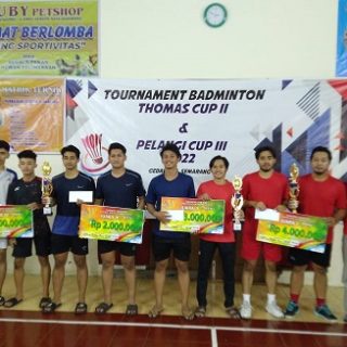 Thomas dan panitia foto bersama dengan para juara, usai menyerahkan hadiah.