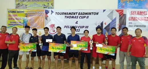 Thomas dan panitia foto bersama dengan para juara, usai menyerahkan hadiah.