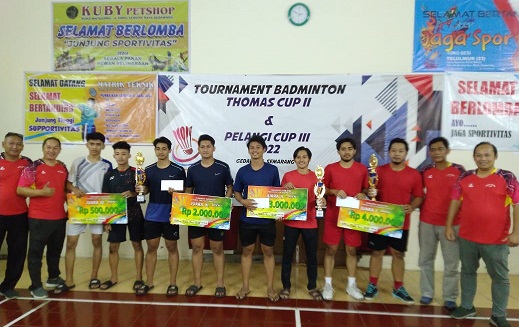 Thomas dan panitia foto bersama dengan para juara, usai menyerahkan hadiah.