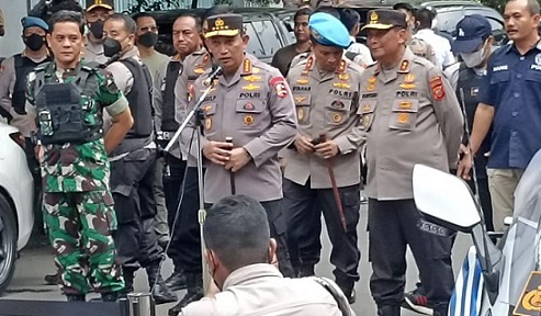 Kapolri Jenderal Listyo Sigit Prabowo memberi keterangan kepada wartawan soal bom bunuh diri yang terjadi di Polsek Astanaanyar, Kota Bandung, Jawa Barat, Rabu (7/11) pagi.