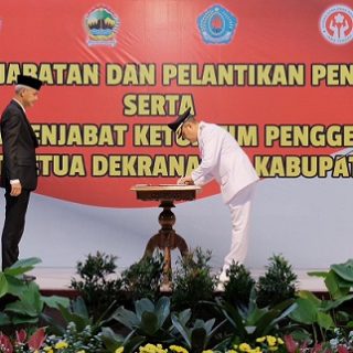 Gubernur Jawa Tengah Ganjar Pranowo, melantik Urip Sihabudin sebagai Penjabat Bupati Brebes. Pelantikan berlangsung di Aula BPSDMD Jawa Tengah, Selasa (13/12)