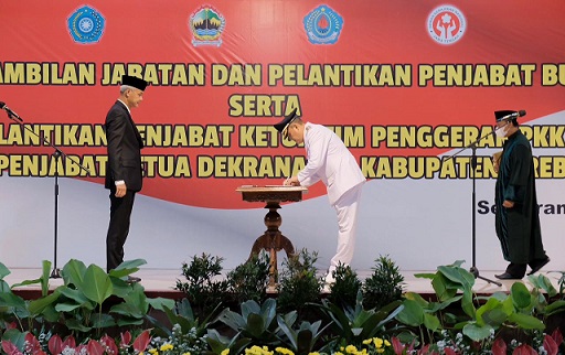 Gubernur Jawa Tengah Ganjar Pranowo, melantik Urip Sihabudin sebagai Penjabat Bupati Brebes. Pelantikan berlangsung di Aula BPSDMD Jawa Tengah, Selasa (13/12)