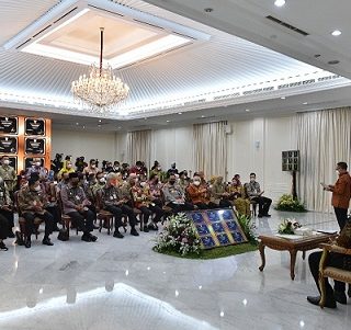 Gubernur Jawa Tengah, Ganjar Pranowo, menghadiri peresmian 26 MPP oleh Menteri Pendayagunaan Aparatur Negara dan Reformasi Birokrasi (PANRB) di Istana Wakil Presiden, Senin (5/12/2022)