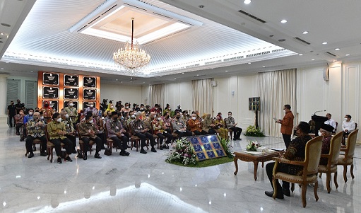 Gubernur Jawa Tengah, Ganjar Pranowo, menghadiri peresmian 26 MPP oleh Menteri Pendayagunaan Aparatur Negara dan Reformasi Birokrasi (PANRB) di Istana Wakil Presiden, Senin (5/12/2022)