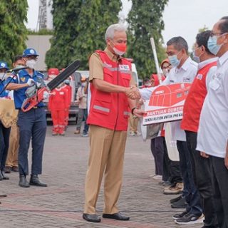 PMI Jawa Tengah menerima bantuan peralatan kedaruratan bencana dari Pemprov yang diserahkan Gubernur Ganjar Pranowo, Senin (26/12). Bantuan tersebut antara lain berupa perahu fiber, gergaji mesin, alat-alat dapur, peralatan safety dan tenda darurat