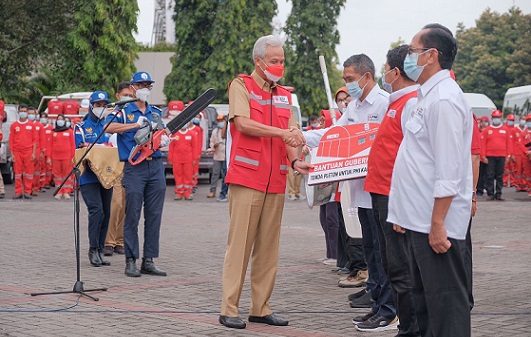 PMI Jawa Tengah menerima bantuan peralatan kedaruratan bencana dari Pemprov yang diserahkan Gubernur Ganjar Pranowo, Senin (26/12). Bantuan tersebut antara lain berupa perahu fiber, gergaji mesin, alat-alat dapur, peralatan safety dan tenda darurat