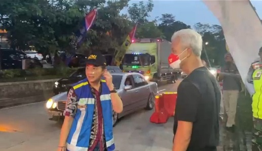 Gubernur Jawa Tengah, Ganjar Pranowo, mengecek langsung situasi lalu lintas di jalan tol Semarang-Solo, menjelang liburan Natal dan Tahun Baru, Jumat (23/12/2022)