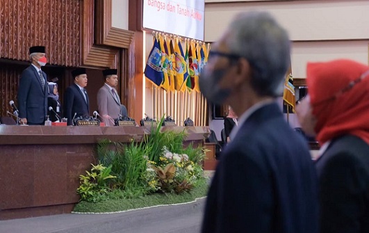 Gubernur Jateng Ganjar Pranowo menghadiri Sidang Paripurna DPRD Jateng yang menyetujui tiga rancangan peraturan daerah di akhir masa sidang pertama tahun sidang 2022-2023, Jumat (30/12/2022)