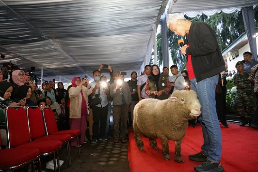 Gubernur Jawa Tengah, Ganjar Pranowo, bersama ratusan petani Banjarnegara, Kamis (15/12/2022). Mereka mendapatkan bantuan domba Batur yang siap dikembangkan