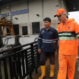Gubernur Jawa Tengah, Ganjar Pranowo menemukan dua unit pompa di Rumah Pompa Kali Sringin, Trimulya, Demak kondisinya rusak dan minta tim teknis segera memperbaiki
