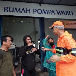 Gubernur Ganjar sejak Jumat pagi turun langsung melakukan pengecekan di beberapa wilayah Kota Semarang yang dilanda banjir. Ganjar juga mengecek rumah pompa Waru