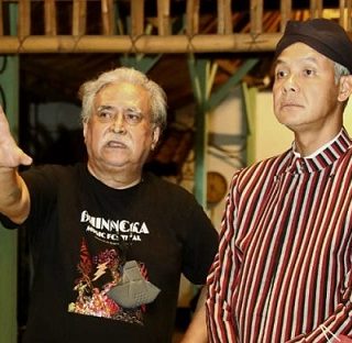 Gubernur Jawa Tengah Ganjar Pranowo menyambangi Sanggar Teater Populer di kawasan Tanah Abang Jakarta Pusat, dan diterima aktor kawakan Slamet Raharjo, Senin (5/12/2022)