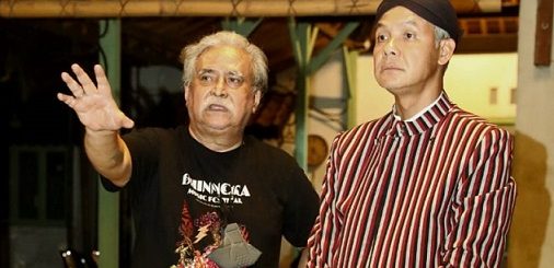 Gubernur Jawa Tengah Ganjar Pranowo menyambangi Sanggar Teater Populer di kawasan Tanah Abang Jakarta Pusat, dan diterima aktor kawakan Slamet Raharjo, Senin (5/12/2022)